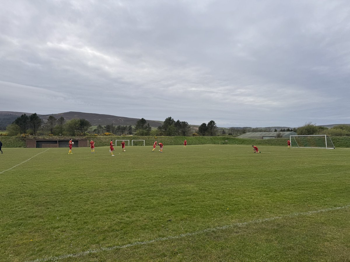 The home side warm up at Billy Goat Park 👀
