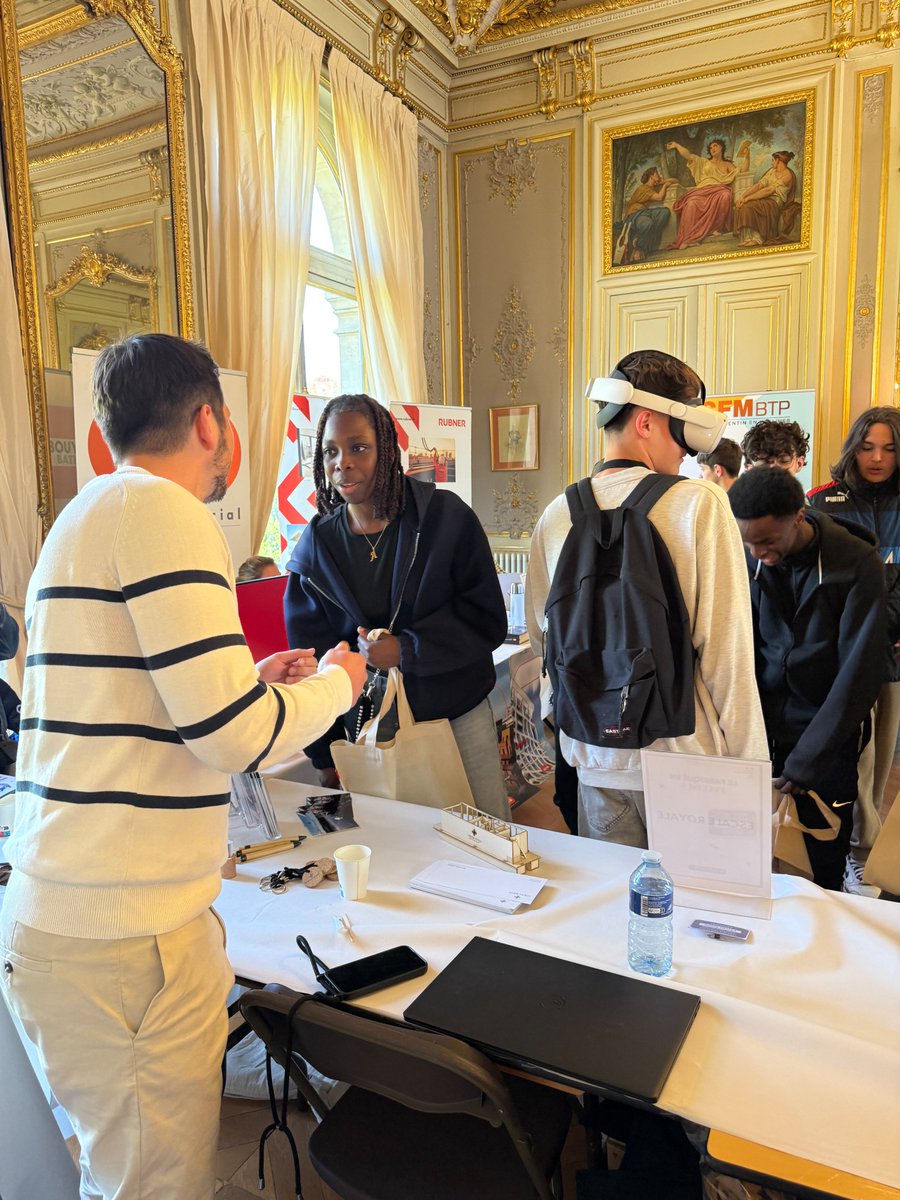 🎉Fier d’avoir participé au 1er salon #FabriquéEnYvelines à la <a href="/Prefet78/">Préfet des Yvelines 🇫🇷</a> !
Un retour aux sources pour #EscaleRoyale, née à Port Ilon.
<a href="/DmtAugustin/">Augustin Dumont</a> y a partagé son parcours aux lycéens🙌
Merci à la <a href="/CCI_78/">CCI 78</a> &amp; tous les acteurs engagé !
#TourismeResponsable #Yvelines #Innovation