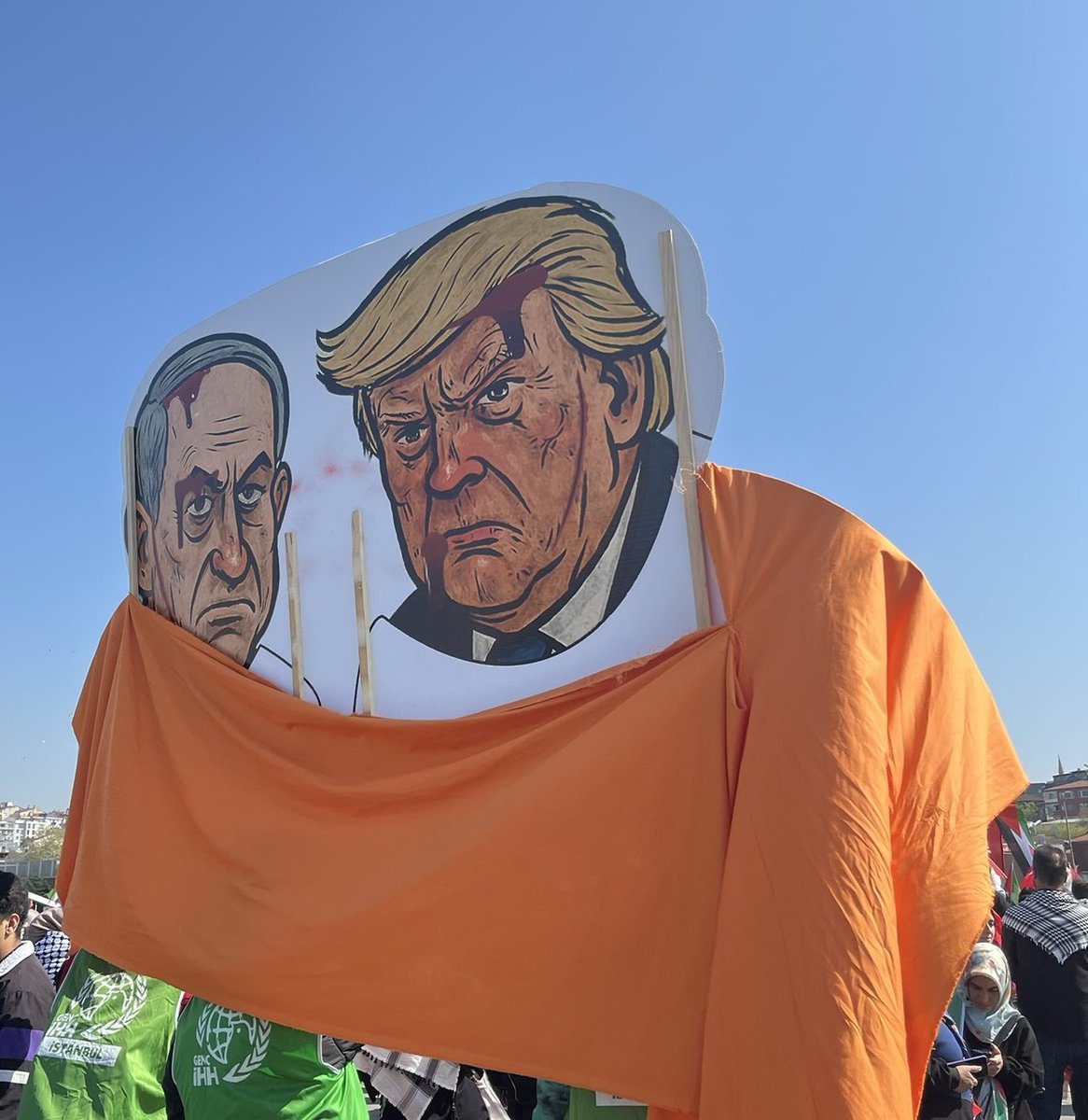 Allah’ım Gazze’ye rahmetini,
 zalimlere gazabını indir.