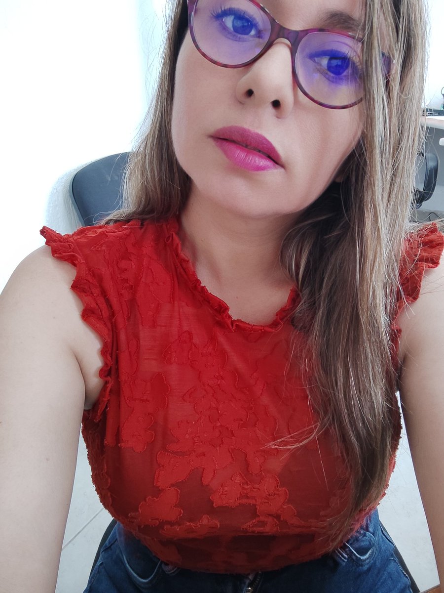 solymarfz's tweet photo. Haciendo como que trabajo 😝😁 https://t.co/DF49hg9Kgj
