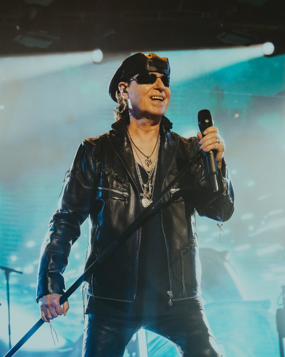 Scorpions voltou ao Rio de Janeiro com um show histórico no Qualistage! 60 anos de estrada, 5 mil shows, e um setlist que uniu gerações com Still Loving You, Wind of Change e mais. 🦂🤘🏼

🔗 moodgate.com.br/2025/04/22/sco…