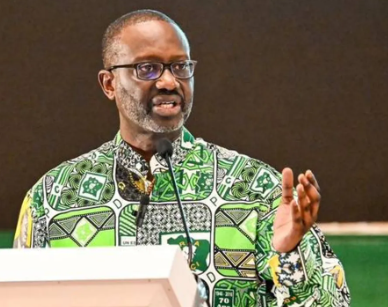 AFRICA24TV's tweet image. En 🇨🇮#CIV, Tidjane Thiam, leader du principal parti d'opposition (Parti démocratique de Côte d'Ivoire - #PDCI), est radié de la liste électorale à six mois de la présidentielle 2025 par la justice. Celle-ci estime qu’il a perdu sa nationalité ivoirienne en devenant 🇫🇷#français en