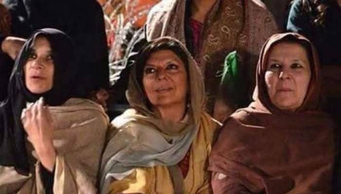 اس نظام کو شکست دینے کیلئے یہ تین بہنیں ہی کافی ہیں۔

#بہنوں_کی_ملاقات_کرواؤ