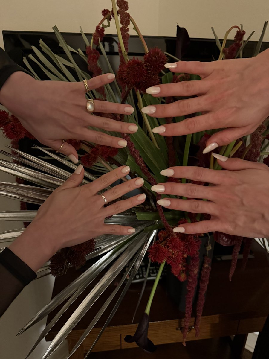 Thank you <a href="/arca1000000/">Arca</a> and your lovely team, thank you <a href="/coachella/">Coachella</a> 
Meow 🐈‍⬛ 🐈‍⬛
Electricity のリミックス一曲だけの弾丸ゲスト出演だったけど、Arcaが好き！って教えてくれた他の曲織り込んだりできて楽しかった☺️