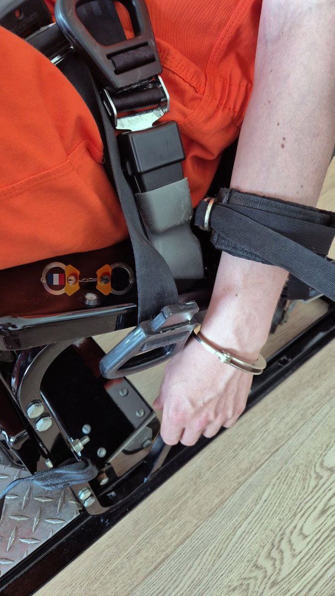 Handcuffs_Fr's tweet photo. I had the chance to use an AEDEC restraint chair at a friend's place. https://t.co/zdQrNMmfM0