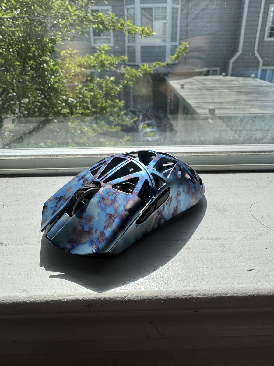 shiridia's tweet photo. Wlmouse Beast X Pro Tempered Edition looking beautiful! Even the battery is colored 

Very excited to use this mouse

#Wlmouse #BeastXPro https://t.co/EmYuO063bN