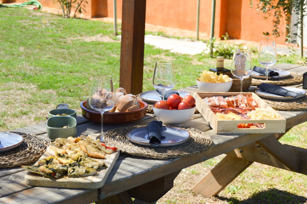 Ens agrada currar-nos els brunch! 🥂✨ Sempre amb productes de proximitat com els nostres vins únics 🍷, les coques enramades de @calbadejo i l’embutit de <a href="/lamila/">milagros rea</a>.oficial 😋👌 Un veritable festí de sabors locals! 🙌 Qui s'hi apunta? 👇 #BrunchDeProximitat #VinsUnics #SaborLocal