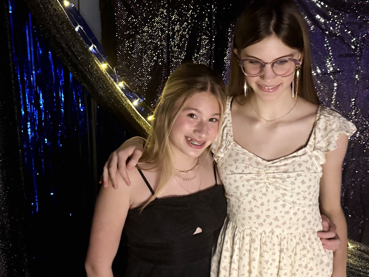 ElmwoodFranklin's tweet image. Together, we danced, we donated, and we did some good! In March, our Student Coordinating Committee hosted an Upper School dance for a great cause. Students raised $900, all donated to support the American Red Cross wildfire relief efforts! ❤️ #thinkingbeyond #beyondtheclassroom