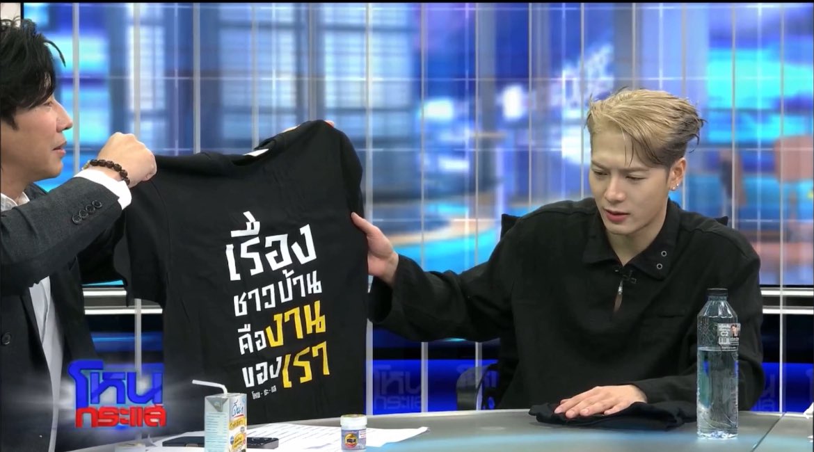 Randa_Minibook's tweet photo. เมื่อพี่หนุ่มเอาของมามอบให้พี่แจ็ค
พี่แจ็คนึกว่าสปอนเซอร์อีก 😂😂
👕อุ้ย!😄
👕เรื่องชาวบ้านคืองานของเรา 555
🧢โหนกระแส
ได้ถึงจัดเรียงอย่างน่ารัก ซึนนี่ของฉัน🥰🐢
#Jackwang
#โหนกระแสxJacksonWang https://t.co/PCcILiKFqQ
