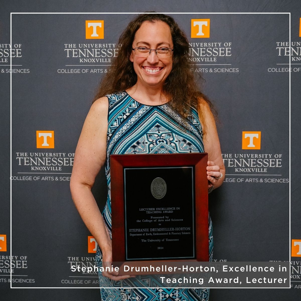 <a href="/UTK_EEPS/">Dept. of Earth, Environmental & Planetary Sciences</a> Teaching Associate Professor <a href="/UglyFossils/">Stephanie Drumheller</a> was honored with an Excellence in Teaching Award! She has taught a variety of courses, developed new curricula, and earned high praise from students.
Read more: bit.ly/4cjbGYp
#UTArtSci #EndlessOpportunities