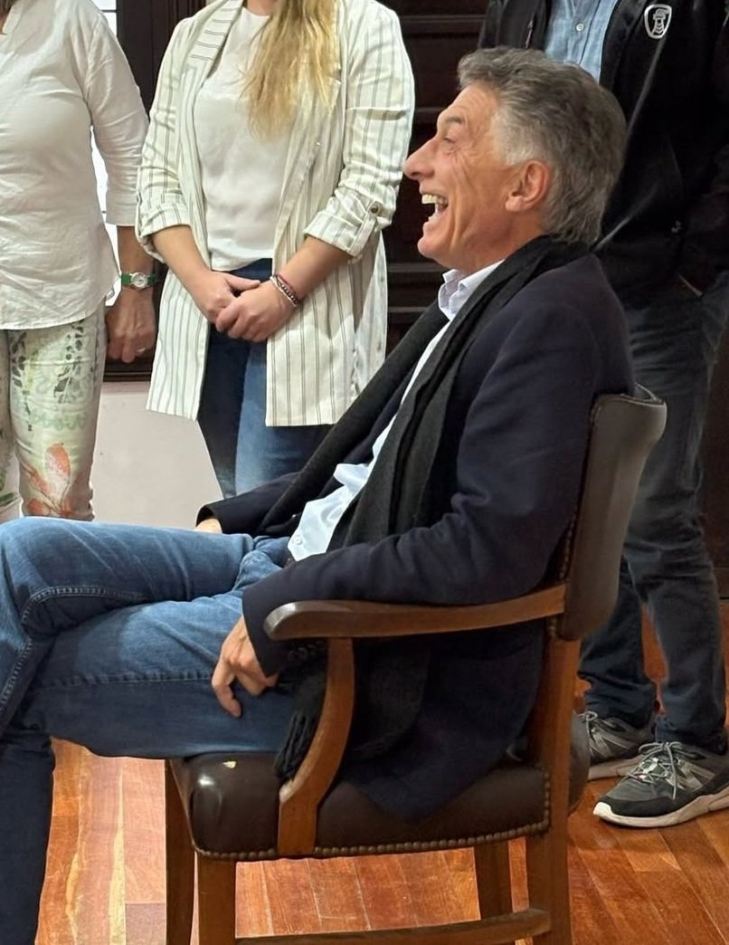 - Que noticias hay hoy ?
- Dice Karina Milei que va a terminar con el PRO !
- . . . . . 🤭😁