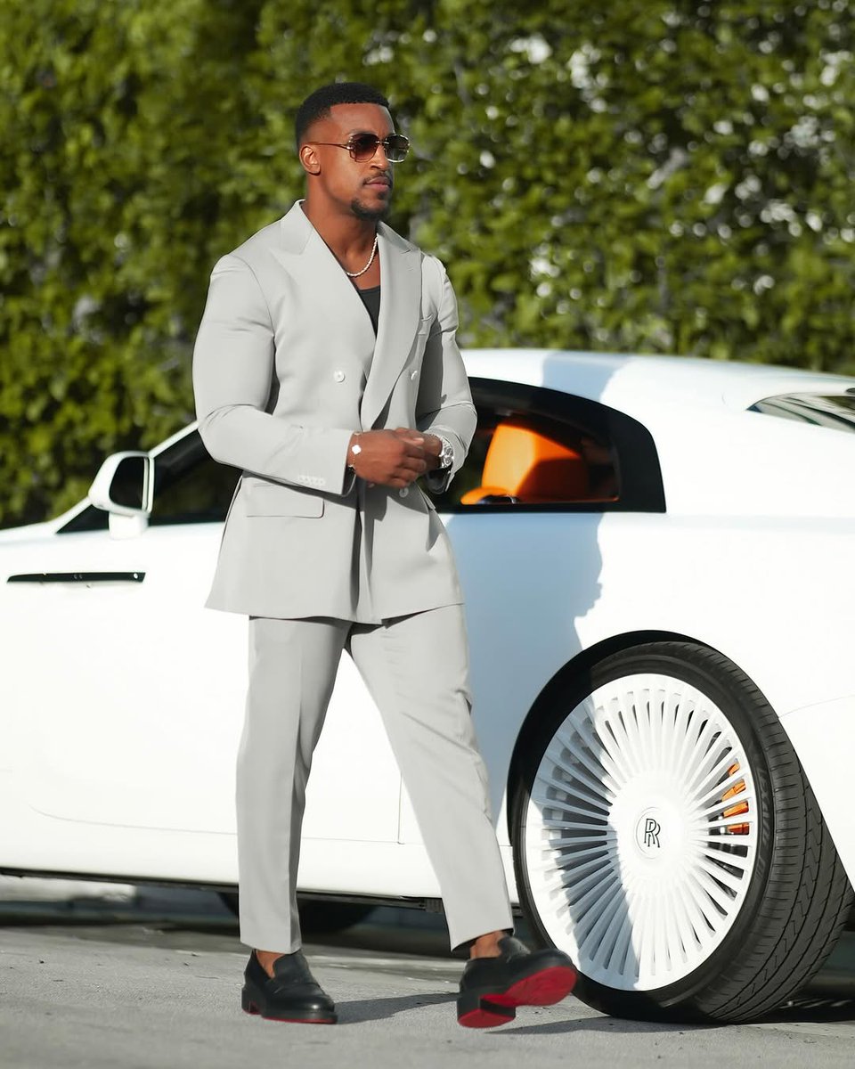 I wrote something about how we're seeing the rise of the online "alpha male." This is someone who speaks in clipped imperatives, squeezes into tight suits, and performs for our feed. They present a vision of masculinity shaped by politics, tech, and 100 yrs of cultural history 🧵