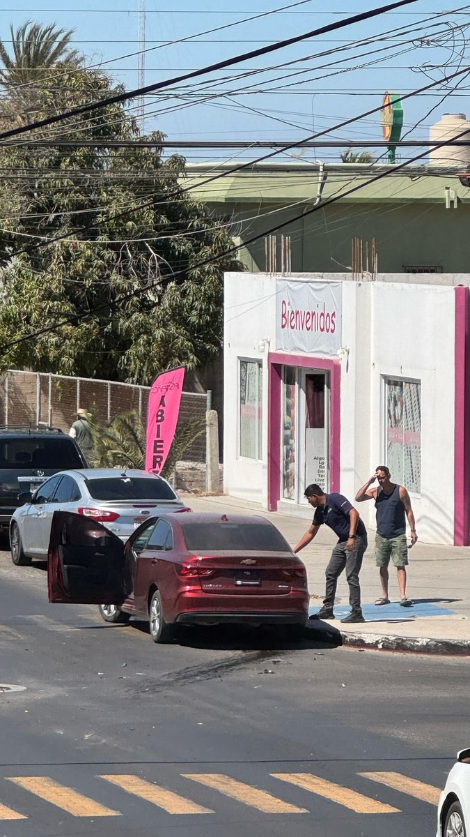 jcrsan's tweet photo. @quirogamilena_ @forceps21  @BCSnoticias  @NoticiasLaPaz1  
Felix Ortega y Legaspy, no hay día que no haya un accidente, además de un peligro cruzar esa calle, ya ni porque está la escuela.
Hagan algo!!! reductor de velocidad o lo que sea. https://t.co/QVITh8NbMt