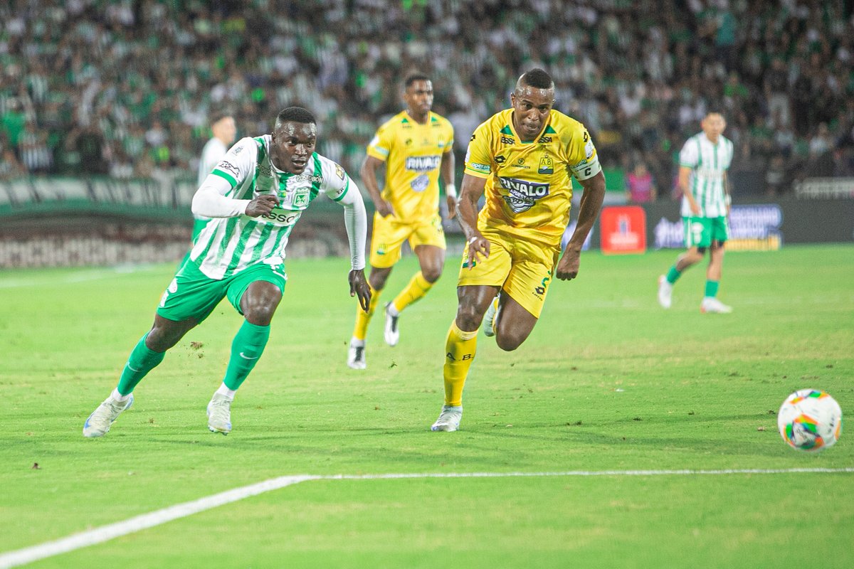 Confirmado: Kevin Viveros, por un golpe en la rodilla sufrido en la jugada del gol anulado ante Unión Magdalena, no viajó a Brasil. Pese a que no sería grave, la molestia física persiste. <a href="/365ScoresApp/">365Scores</a> 

📸 <a href="/santiagorive28/">Santiago Rivera</a>