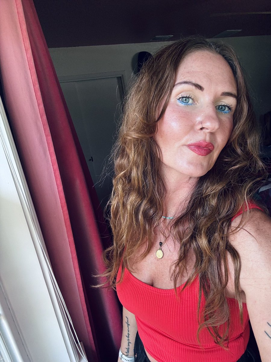 VanPlating's tweet photo. I was gonna try to do a cool fun grwn thing this am trying to show some makeup stuff you can do as a #brightwinter girlie// to build some community on TikTok & things but it was terrible. need to practice if I’m gonna attempt things like that
the makeup is cute tho amiright? https://t.co/9dXB2EOKW1