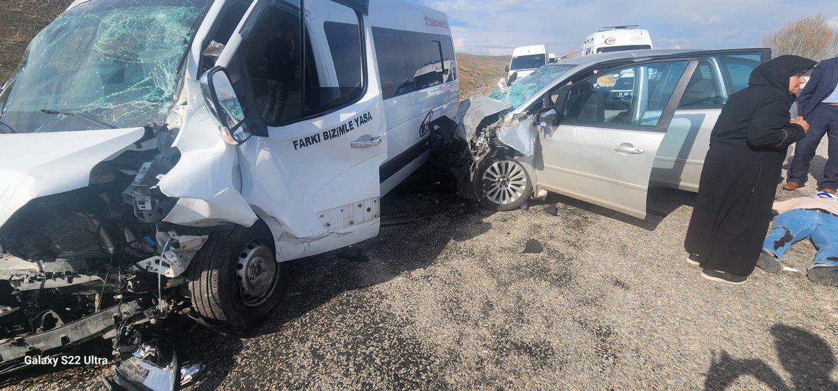 #GeçmişOlsunSivas
#GeçmişOlsunVan

Sivas’ta, Yıldız Beldesi’nden il merkezine personel taşıyan aracın Çeltek Köyü mevkiinde kaza yapması sonucu kazaya karışan araçtaki 1 kişi vefat etmiş, 2 kişi ağır olmak üzere Öğretmen ve Sağlık Çalışanlarından oluşan 15 kamu personeli ise