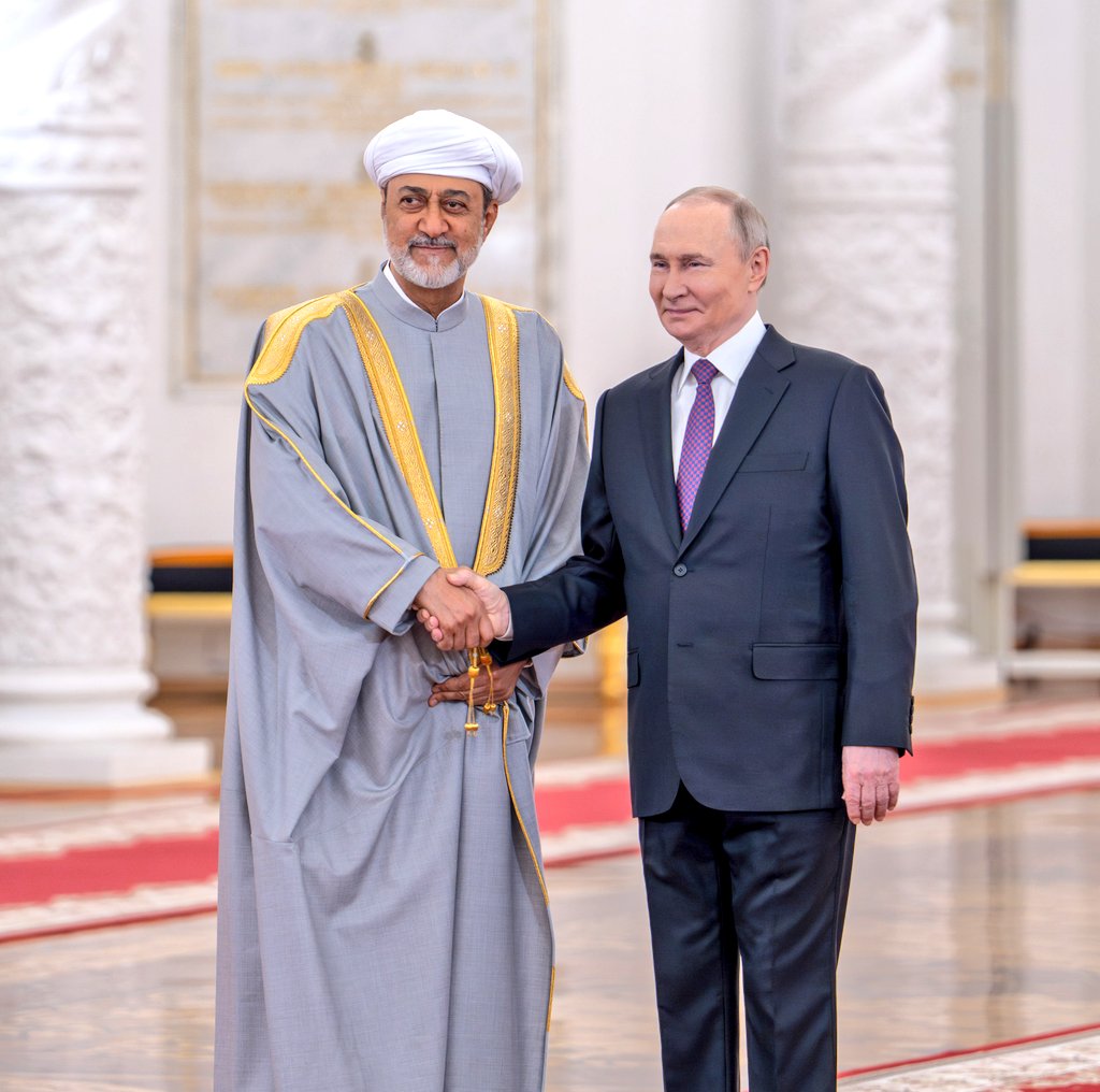 السُّلطان #هيثم_بن_طارق المعظم حفظهُ اللهُ ورعاهُ مع فخامةِ الرئيس فلاديمير بوتين رئيسِ #روسيا الاتّحاديّة..
موسكو، الثلاثاء ٢٢ أبريل ٢٠٢٥م.
#قلعة_التاريخ