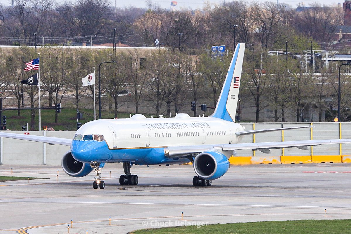 NowHeresYou's tweet photo. AF2 at MDW in 2021. #mdw #airforce2 #boeing #c32 https://t.co/oSIRZKYFp0