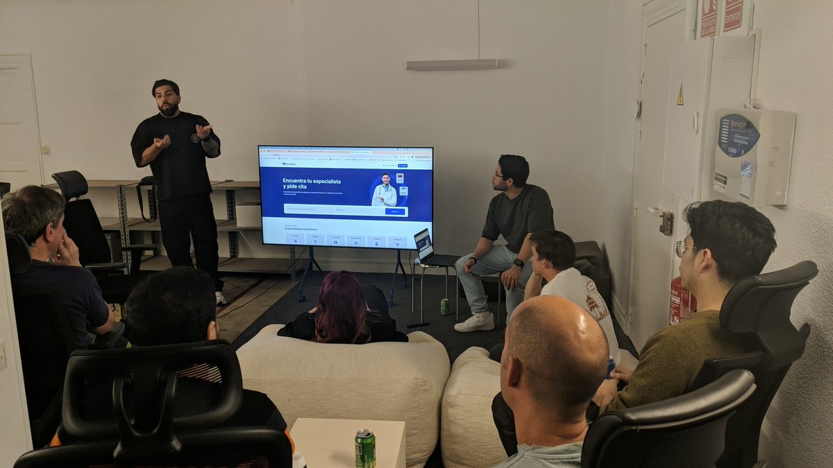 jacindeveloper's tweet image. Comenzando el evento de @nocodehackers #NCHMadrid. 🚀 

#NoCode #Comunidad #ComparteYCrece