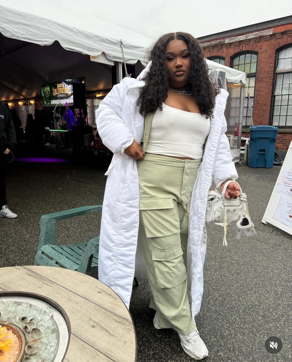 GetInWithMe_'s tweet photo. 10. Biggie

oh i absolutely HATED biggie this szn. This bitch a bully and she picks and chooses her battles. She aint stand on no business and i hate how her neck moves and increases when shes yelling. also I can’t stand her voice, very annoying. https://t.co/CZZKj4zLSR