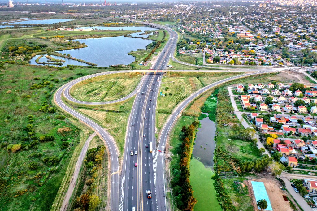 ¡Hoy celebramos con orgullo la inauguración de una obra vial que transforma nuestra región!  ♥️🛣️

Junto al gobernador <a href="/Kicillofok/">Axel Kicillof</a>, al ministro <a href="/gkatopodis/">Gabriel Katopodis</a> y al intendente <a href="/Julio_Alak/">Julio Alak</a>, inauguramos la bajada del distribuidor que conecta la Autopista Bs. As. - #LaPlata con la