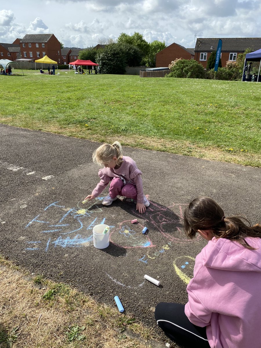 More than 200 players came to join us for a fun #HAF day of play 👀 

The #EatWellWagon served free food for all and invited other local partners offering archery, painting, free books and more 🏹 🎨 📚 

Face painting and bubbles were popular in the sunshine ☀️ 

#CommunityPlay