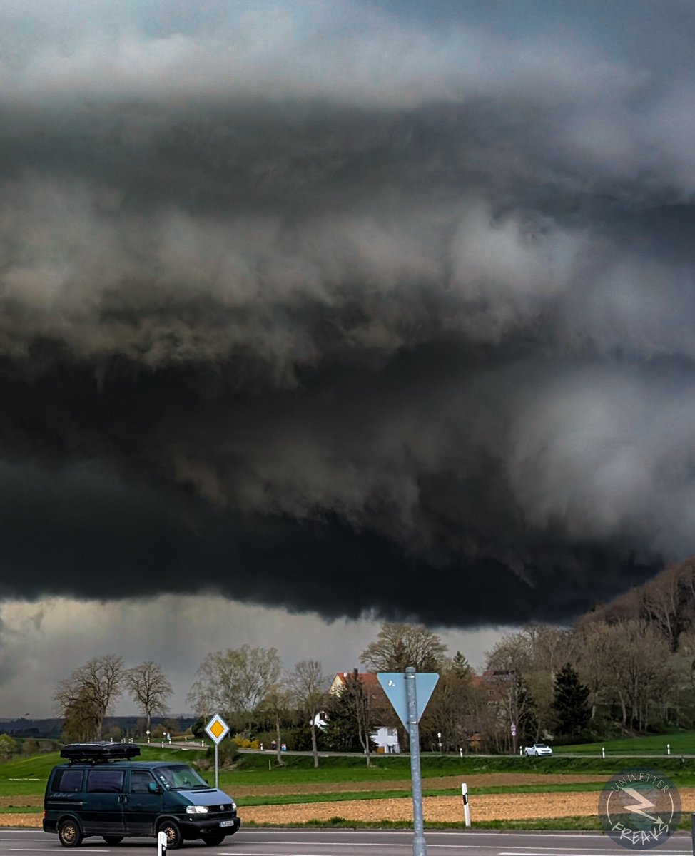 Was für eine bedrohliche Stimmung gestern Nachmittag auf der Schwäbischen Alb, als sich die Mesozyklone der langlebigen Superzelle auf den Standort von Maxi bei Heidenheim zubewegte! ⛈️