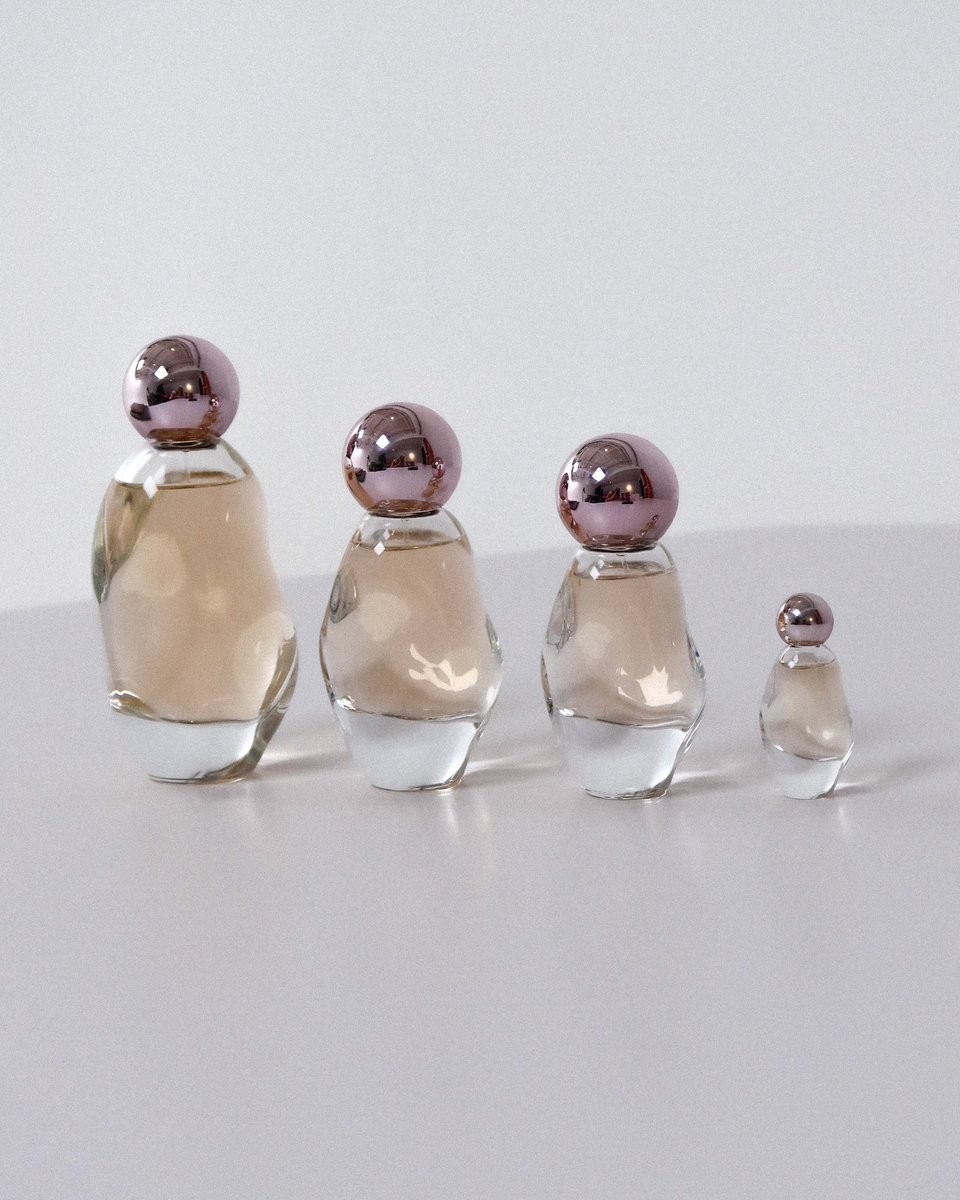 kyliecosmetics's tweet image. 3 days only! get the cutest, mini cosmic by kylie jenner for FREE with any 30ml+ fragrance purchase 💫 shop now at kyliecosmetics.com! 🤍
