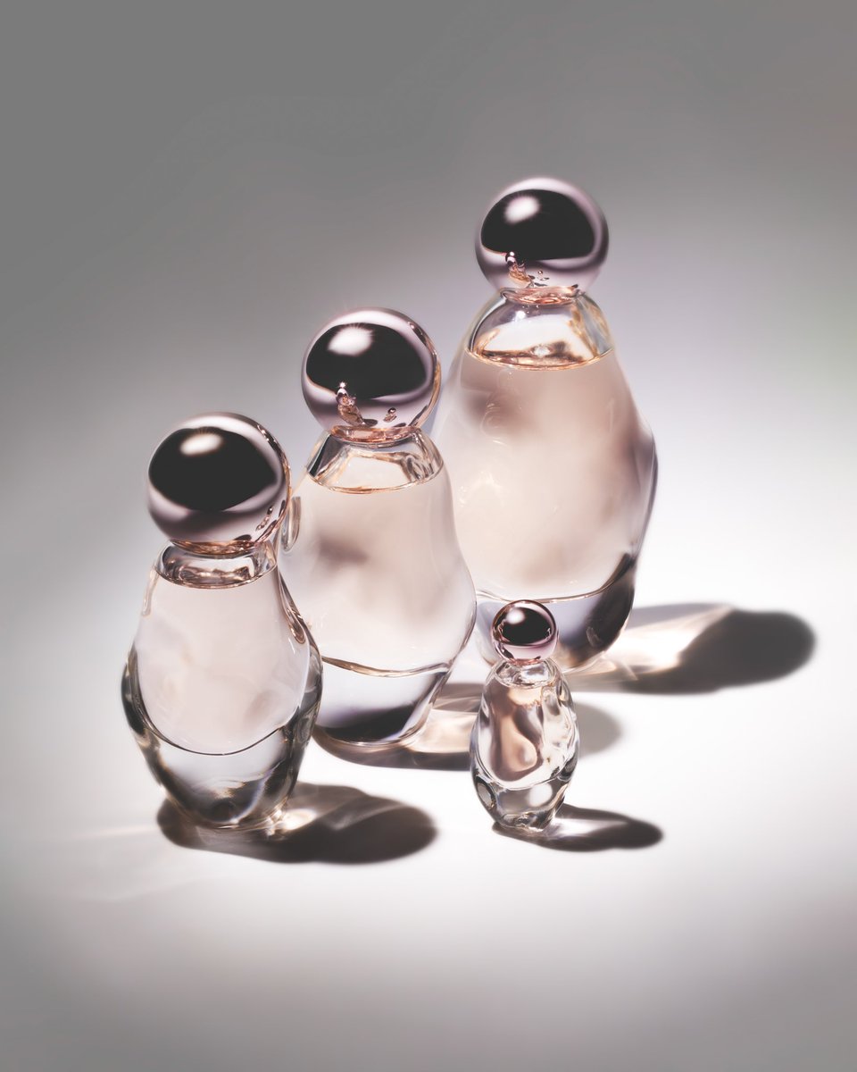 kyliecosmetics's tweet image. 3 days only! get the cutest, mini cosmic by kylie jenner for FREE with any 30ml+ fragrance purchase 💫 shop now at kyliecosmetics.com! 🤍