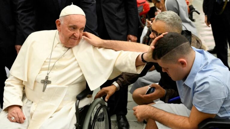 Francisco peregrinó contra “la globalización de la indiferencia”

Ha hecho del diálogo interreligioso, la paz mundial, la crítica al sistema financiero global y la defensa del medioambiente los pilares de su política.

Por Fernando Esteche
<a href="/estechefernando/">Fernando Esteche</a> 
#Francisco