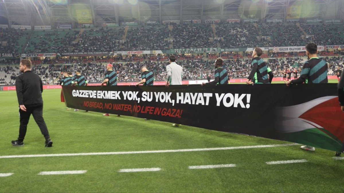 Dünyalık bir kaç zevkimizdi belki futbol.
Konya Galatasaray maçı seremonisine katılan Gazze'li gazi mazlum çocuklar yüreğimizi dağladı.
Hassasiyet gösteren takımlarımız ve taraftarlara Teşekkürler.
Dünya görsün duysun durdursun artık bu zulmü.
#Kahrolsunİsrail 
#KONvGS