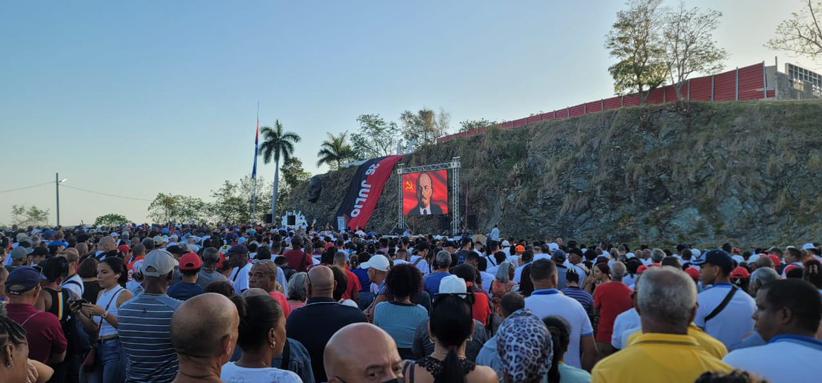 En la histórica Colina Lenin del municipio de Regla, con la presencia de nuestro Presidente <a href="/DiazCanelB/">Miguel Díaz-Canel Bermúdez</a> , se realiza convocatoria al #1deMayo a los trabajadores del Este de la Capital. 
<a href="/ETECSA_Cuba/">ETECSA</a> DTESTE estuvo presente y dijo un SI a la patria. 
#PorCubaJuntosCreamos