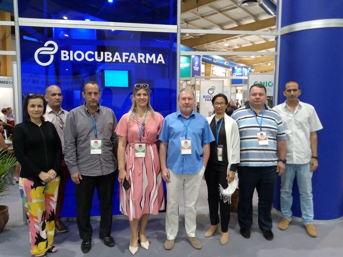 CIDEM_Cuba's tweet photo. En Feria Internacional #CubaSalud2025 equipo de trabajo de @CIDEM_Cuba evalúa   con empresa Neyros, del Parque  Skolkovo de Rusia, el Plan de desarrollo del producto innovador CIDEM-113. @DuniaCIDEM @MaydaMauriBCF @SDCarreraBcf1 https://t.co/bZ5whUQQPy