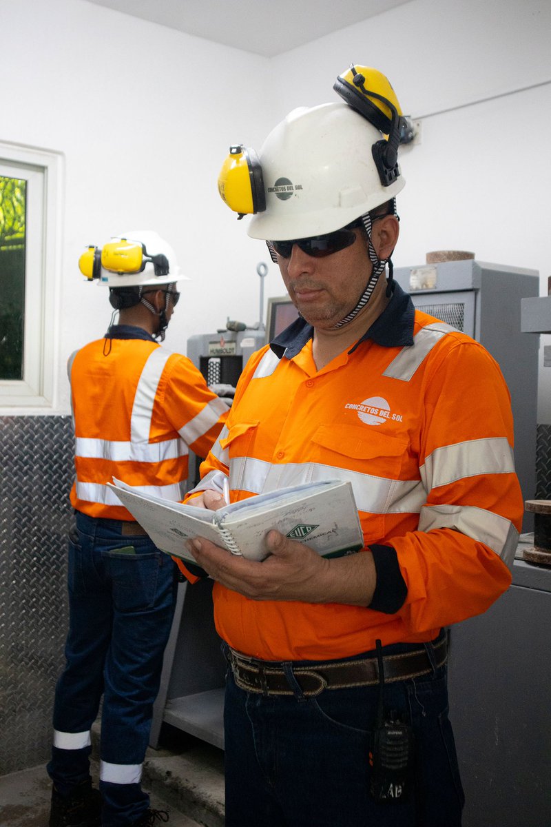 👷🏻‍♂️ Damos un paso adelante en seguridad industrial.
Nuestros nuevos uniformes refuerzan el compromiso con quienes hacen posible esta operación: nuestro equipo.
Nada más importante que su protección.
#concretosdelsol #seguridadenobra