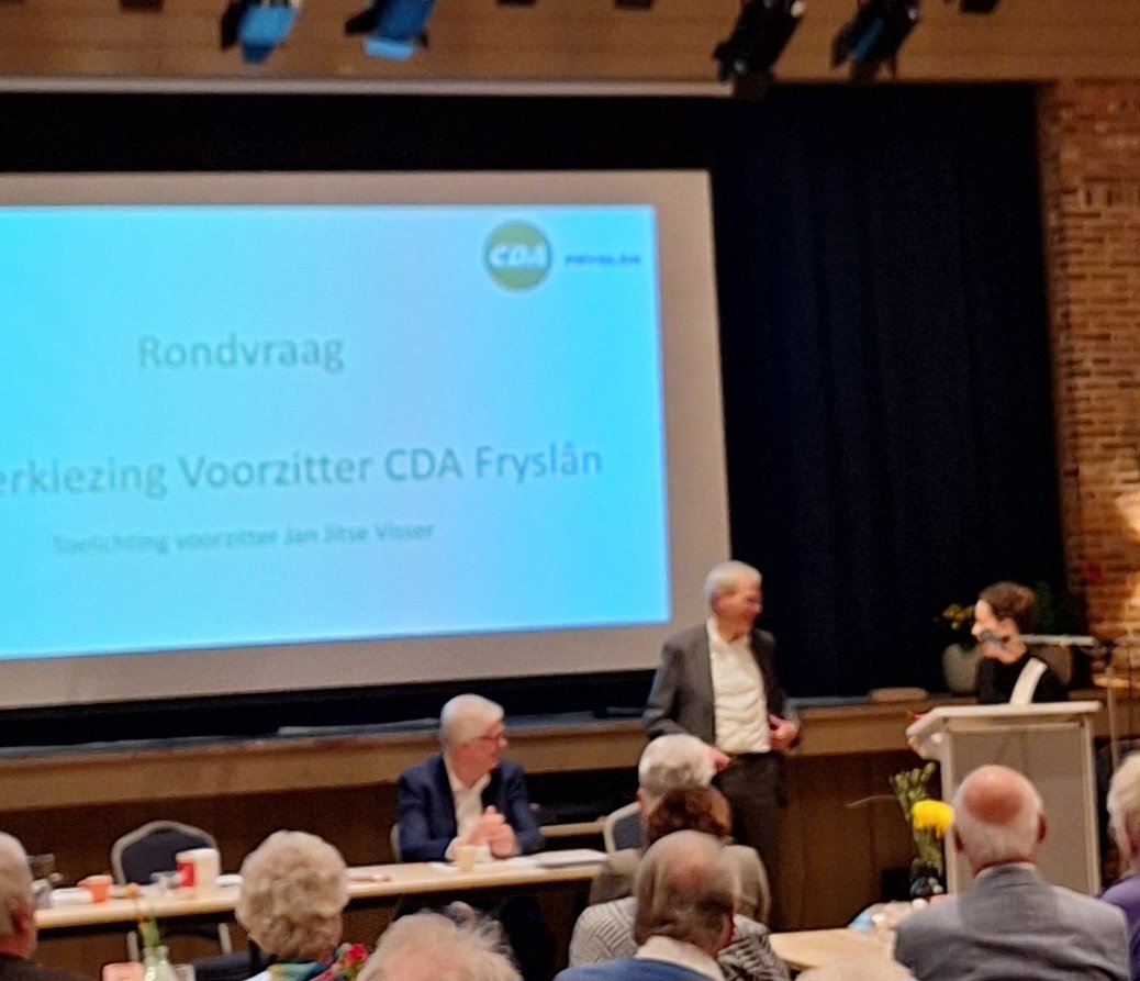 Onder het toeziend oog van een bomvolle zaal <a href="/cdafryslan/">CDA Fryslân</a> 'ers werd vanavond de voorzittershamer door  <a href="/TheoJoosten/">Theo Joosten</a> overgedragen aan Gerard Backx. Geweldig dat Theo de welverdiende gouden speld van onze partijvoorzitter <a href="/cdavandaag/">CDA</a> <a href="/JeanWiertz/">Jean Wiertz</a> kreeg!
Dank en veel succes Gerard!