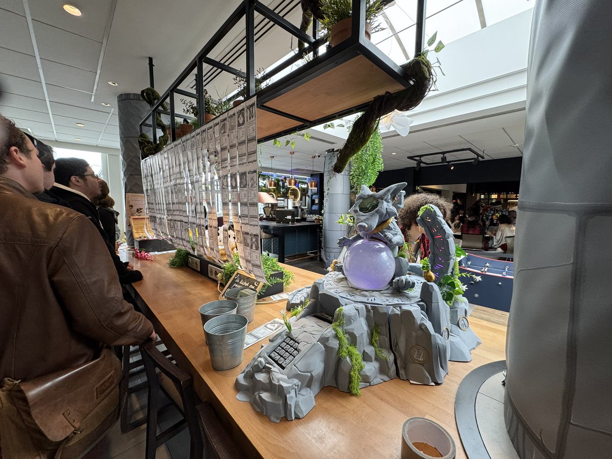 Merci à tous ceux qui ont sortis leur fiche  de personnage, merci à <a href="/KaparoFur/">Kaparo</a> d’avoir rendu ce projet possible et merci à la #Fauntastic5  de nous avoir permis d’exposer le louloup dans le lobby de l’hôtel !