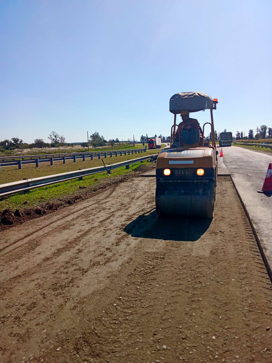 CamdelasSierras's tweet image. 👷 Conservación realiza tareas de bacheo de calzada en #Ruta36 Autovía Córdoba - #RíoCuarto.