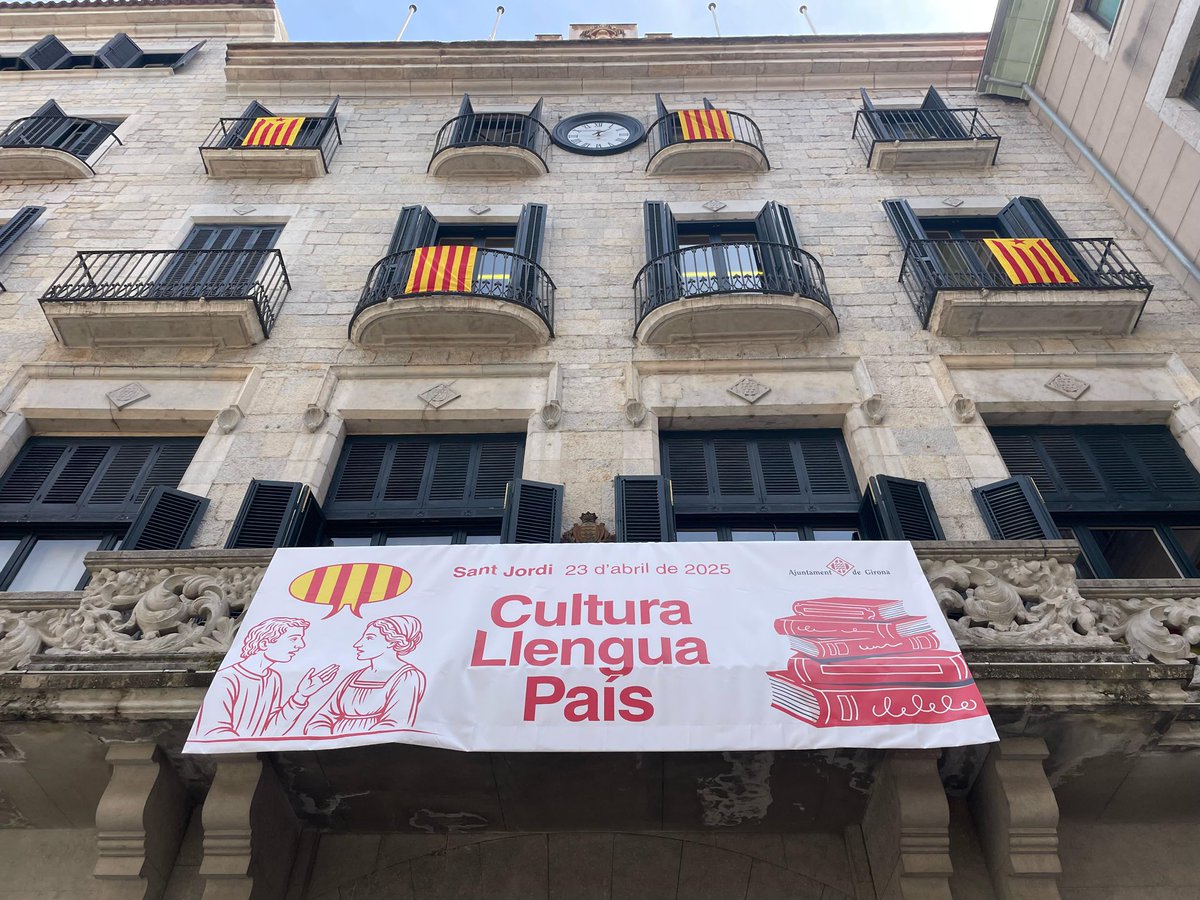 L’Ajuntament de Girona ja està a punt per la diada de Sant Jordi de demà. 

Sant Jordi és un dia d’orgull nacional, de celebrar-ho amb qui més estimes, de treure pit de la cultura catalana, de regalar llibres i roses (i llegir-los)

A Girona el reivindiquem, com a tot el país.