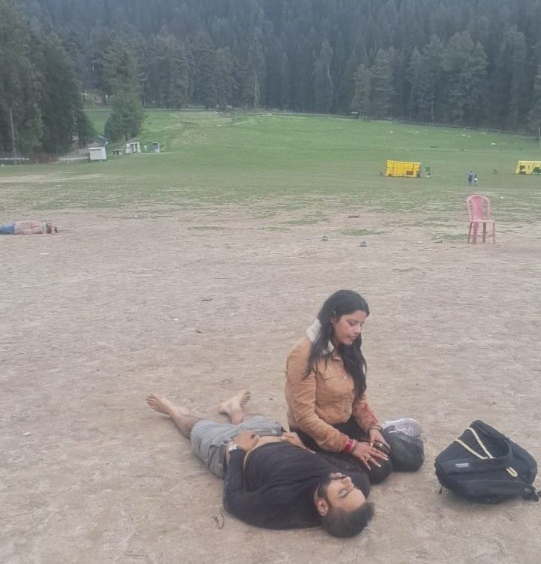 निःशब्द आणि सुन्न करणारा हा फोटो कधीच विस्मरणात जाणार नाही! 
हा फोटो सदैव आठवण करून देईल धर्मांध अतिरेक्यांची, त्यांच्या क्रुरतेची आणि हकनाक जीव गमावलेल्या निष्पाप लोकांची. 
धर्म विचारून Targeted Attack करणाऱ्यांची हयगय नको. 
#Pahalgam