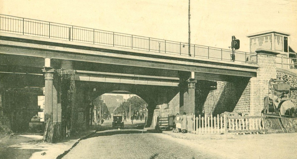 En 1931 la section de voie ferrée entre Gagny et Vaires passe à 4 voies. À Chelles la gare existante (sur la droite) sera démolie et une nouvelle sera construite coté nord. Vue depuis le coté sud du nouveau pont rail enjambant le boulevard de la gare (avenues Foch et Résistance).