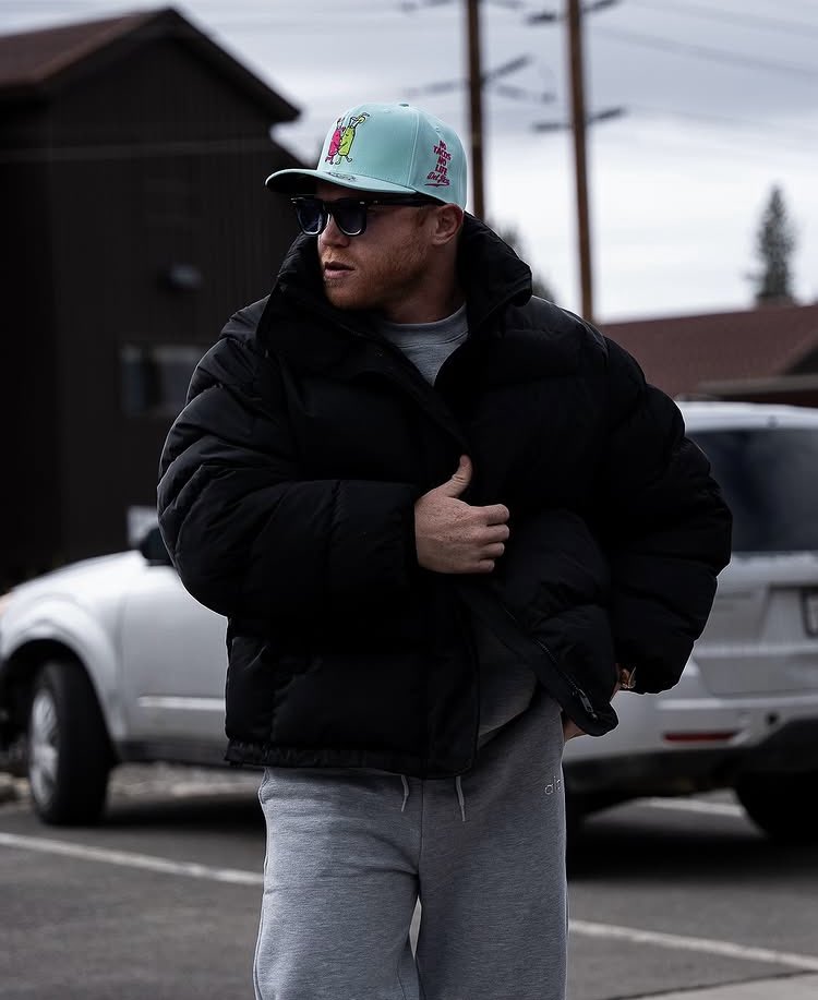 La marca de lujo moderno AMIRI anunció a su nuevo embajador: el campeón del boxeo Saúl “Canelo” Álvarez.

Fundada por el diseñador Mike Amiri, la marca hace esta alianza, reconociendo al hombre latino como figura de estilo internacional y reafirmando su interés por la región.