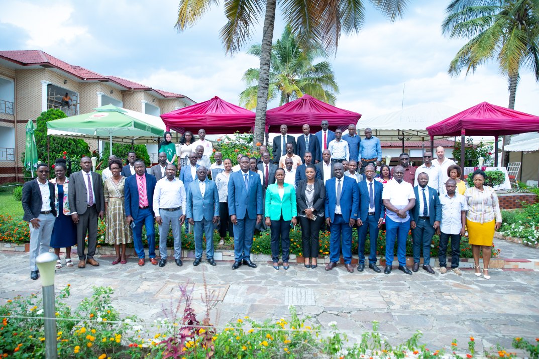 PNUDBurundi's tweet photo. Atelier de validation de l'étude de faisabilité sur le développement des filières fruits &amp; légumes au #Burundi. L’étude vise le dvpt des chaînes de valeur en conformité avec les exigences du marché de la Zone de Libre Échange Continentale Africaine (#ZLECAF). #ODD1 #ODD3 https://t.co/lvzgCd75OM