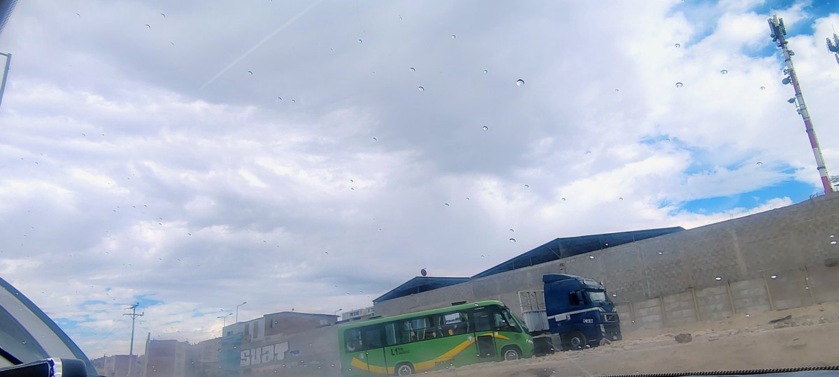 Debiiitas's tweet photo. Cayendo una que otra gota en #AltoHospicio  ... #Iquique https://t.co/9XLW1VW1Gi