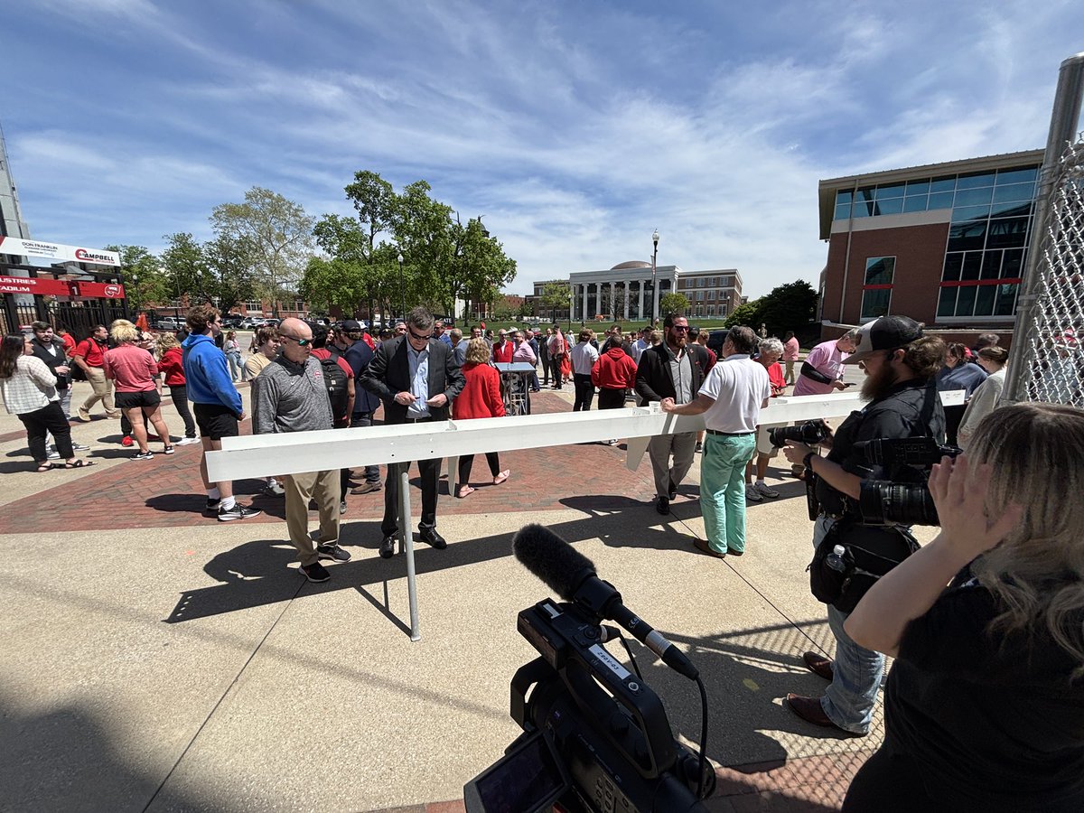 extrapoint_wku's tweet photo. π§ The final beam raising ceremony for the new Hilltopper Fieldhouse is underway!
Sports Director @ColemcintireTV is on siteβ¦ π₯
#ExtraPoints | @WKUSports https://t.co/UVzIYpIeTj