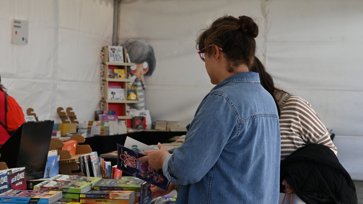 🗓️ S'acosta el #DiaDelLlibre2025 😍

📚🌹 Ja saps quins títols regalaràs? Pots respondre amb les teues propostes (o desitjos 😉).

Per si de cas, compartim aquestes fotografies a tall d'inspiració 💭

#DiaDelLlibre #SantJordi #SantJordi2025 #PlaçaDelLlibre #llibresenvalencià