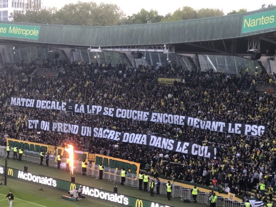 ActuFoot_'s tweet photo. La banderole des supporters nantais ce soir à la Beaujoire :

« 𝗠𝗮𝘁𝗰𝗵 𝗱𝗲́𝗰𝗮𝗹𝗲́ = 𝗹𝗮 𝗟𝗙𝗣 𝘀𝗲 𝗰𝗼𝘂𝗰𝗵𝗲 𝗲𝗻𝗰𝗼𝗿𝗲 𝗱𝗲𝘃𝗮𝗻𝘁 𝗹𝗲 𝗣𝗦𝗚.

𝗘𝘁 𝗼𝗻 𝗽𝗿𝗲𝗻𝗱 𝘂𝗻 𝘀𝗮𝗰𝗿𝗲́ 𝗗𝗼𝗵𝗮 𝗱𝗮𝗻𝘀 𝗹𝗲 𝗰𝘂𝗹 ! » 😶

📸 @loicfolliot https://t.co/Bl8bmuHWTY
