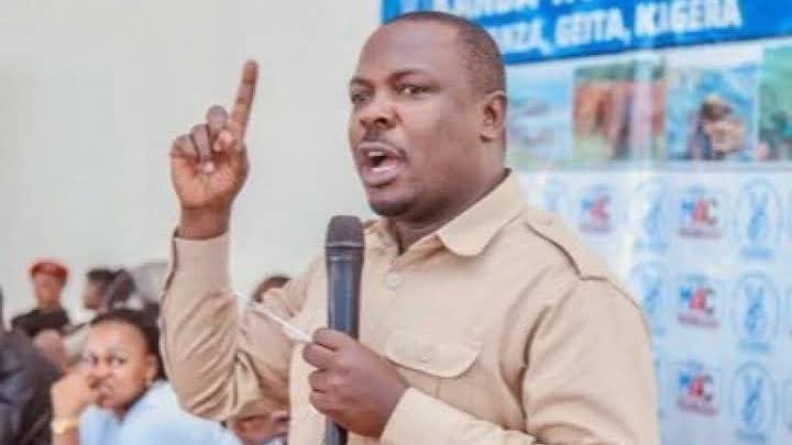 godbless_lema's tweet image. Makamu Mwenyekiti John Heche yuko sawa sawa na mwenye afya njema. Kesho ataendelea na mikutano Kama kawaida.Tuendelee kuchagia Tone Tone 0744446969 CHADEMA HQ
