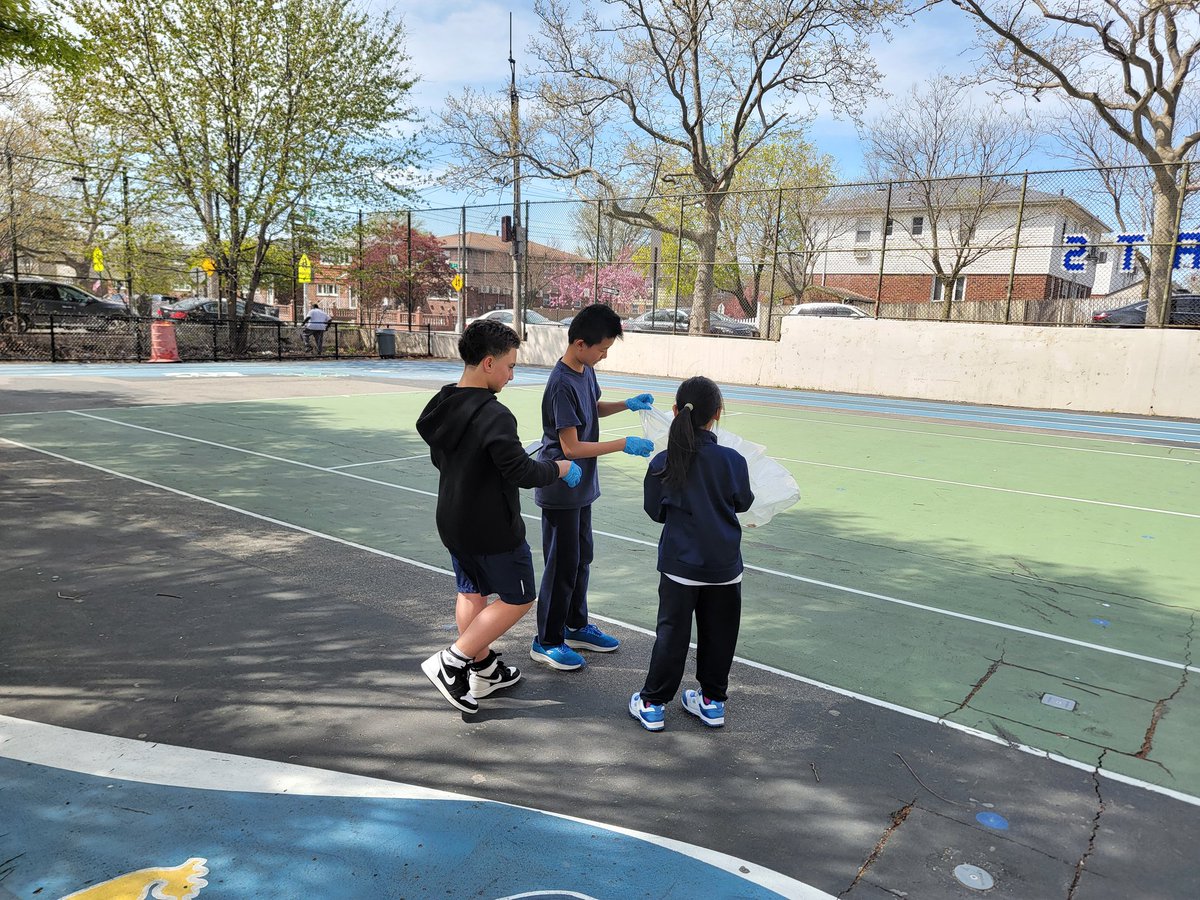 Celebrating Earth Day with a pledge to Go Green! 🌏 Thank you to the Go Green Team for beautifying our school. 🏫 <a href="/bleekerpride/">Bleeker JHS 185 Official</a> @nycschoolsd25 #bleekerstrong #d25 #district25