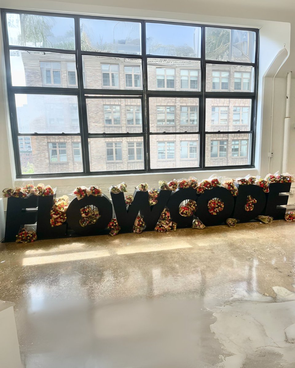 Flowcode's tweet image. For Earth Day, we joined forces with @UrbanStems to bring fresh bouquets to SoHo 🌸 🌷 💐 🌎
If you want to learn more about how QR can power sustainable marketing, read more here: flowcode.com/blog/the-eco-f…
#flowcode #urbanstems #earthday #flowers #nyc #qrcode