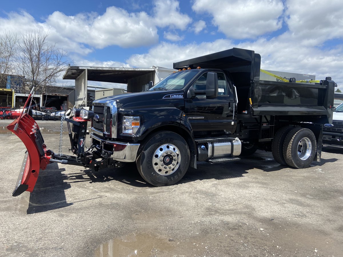 UnicellBodyCo's tweet photo. Another top-notch build rolling out of our Rochester branch! Just wrapped up this full upfit and it's ready to get to work 💪 Build features:
✨ 10' 6-8 Yard Air-Flo Dump Body
✨ Western 10' Pro Plus Plow Complete
✨ Western 9' 3 cu/yd Marauder Spreader https://t.co/5cJBkYo221